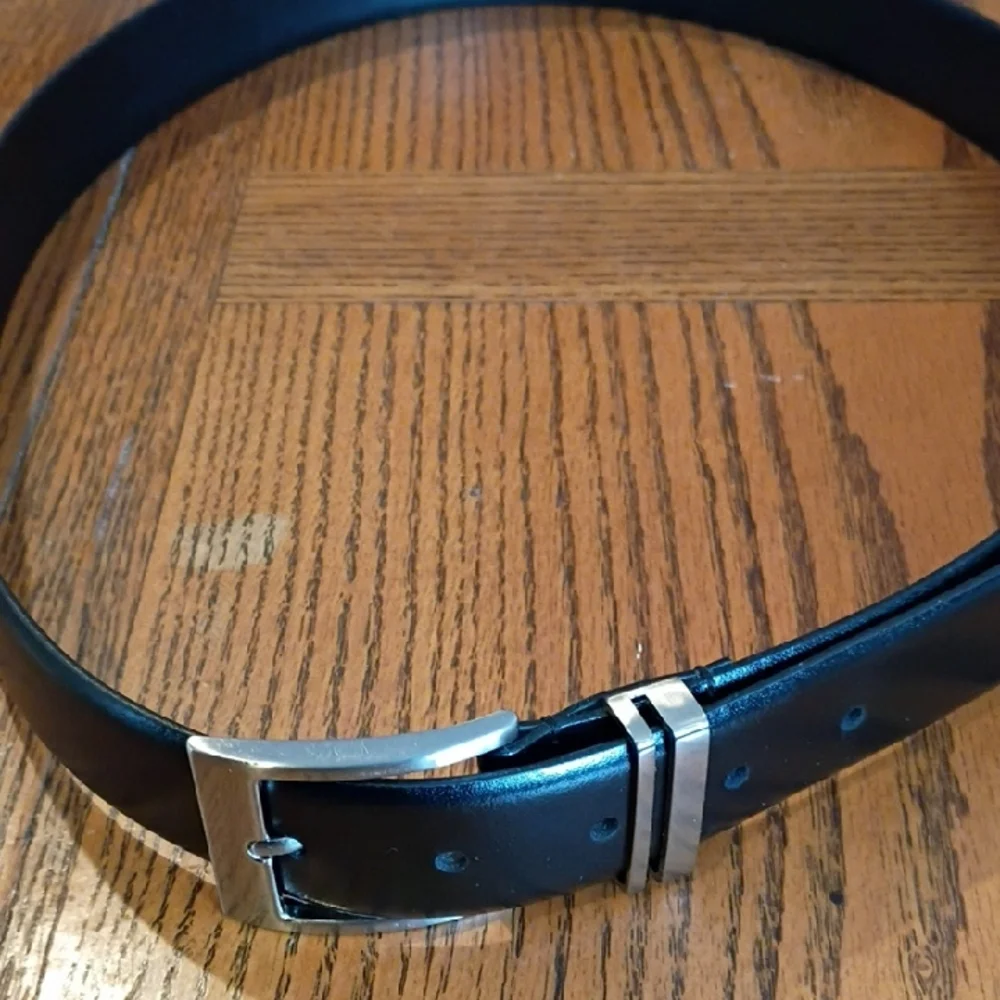 Source Unknown Black Leather Belt with Silver Buckle